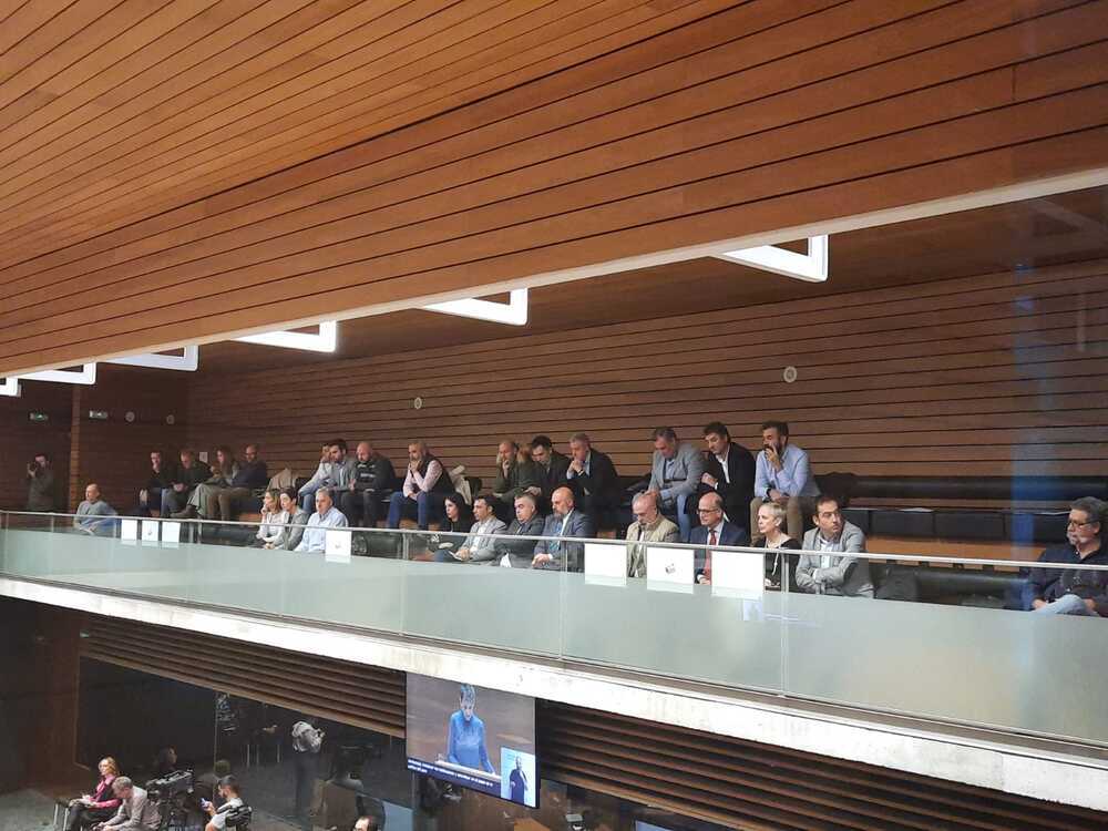 Tribuna del Parlamento de Navarra con asistentes al pleno de hoy