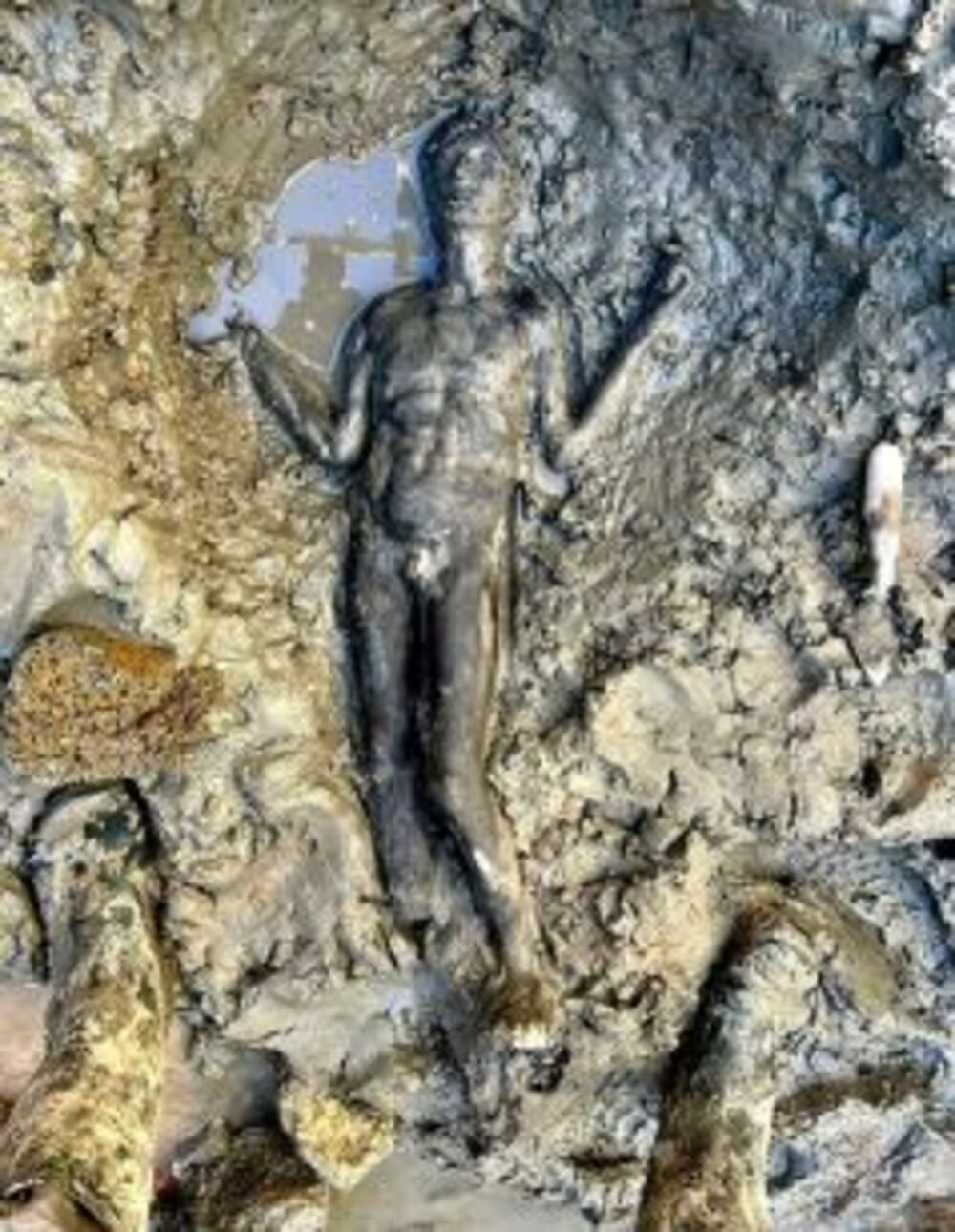 Hallazgo excepcional en Italia saca del barro 24 estatuas romanas y etruscas  / EFE