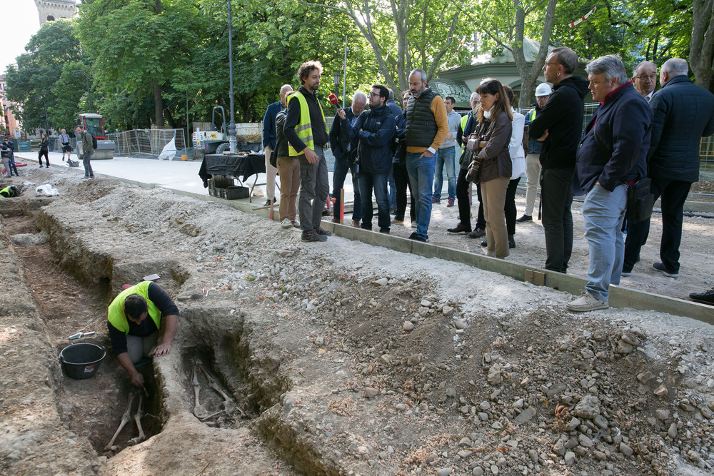 Unas obras en Pamplona revelan 25 enterramientos medievales