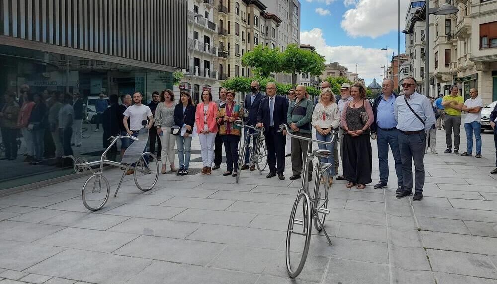 Una nueva escultura destaca en Pamplona el papel de la bici