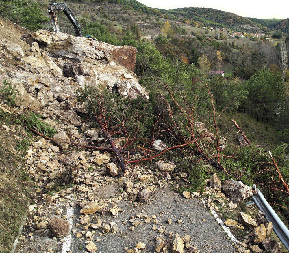 Continua cortada la carretera de acceso a Ilurdoz