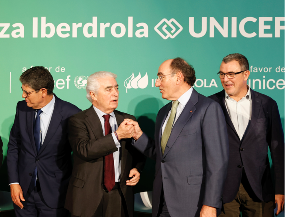 El presidente de UNICEF España, Gustavo Suárez Pertierra (i) saluda al presidente de Iberdrola, Ignacio Galán (d).