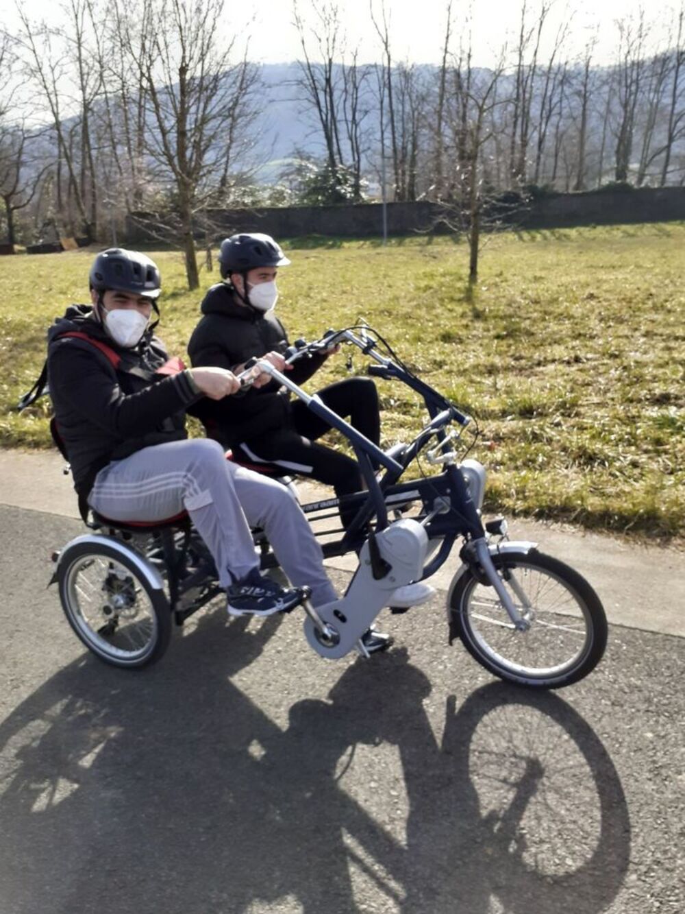 Un joven con parálisis disfruta de la bicicleta adaptada de ASPACE Navarra