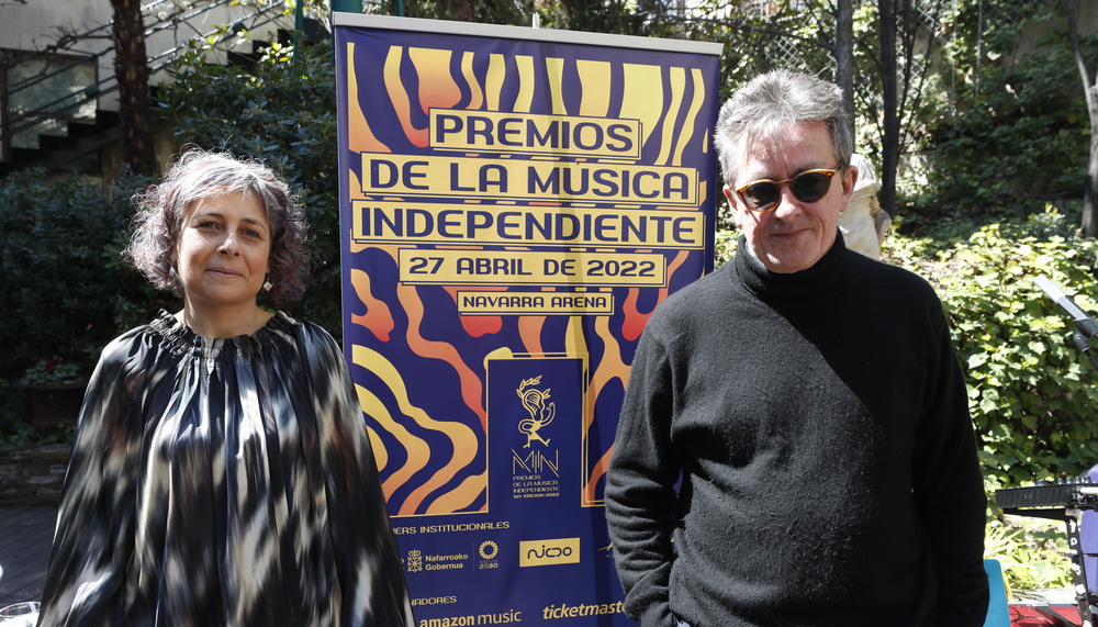 La consejera Esnaola acompañada por Mark Kittcat, presidente de UFI Unión Fonográfica Independiente, en la presentación de los Premios MIN