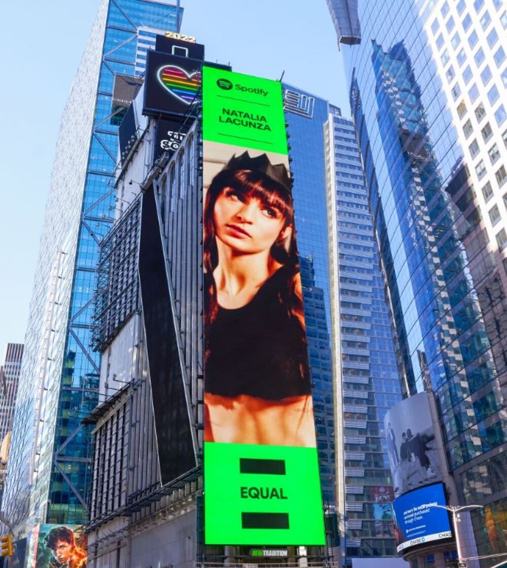 La navarra Natalia Lacunza, portada en Times Square