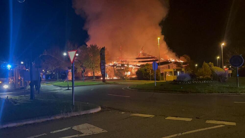 Un devastador incendio arrasa el centro comercial de Gorraiz