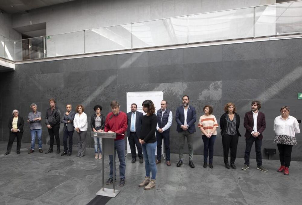 Miembros de la Plataforma de Entidades Sociales intervienen ante los representantes del Parlamento de Navarra