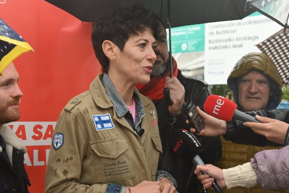 Elma Saiz, candidata del PSN a la Alcaldía de Pamplona, hace declaraciones a los medios. - PSN