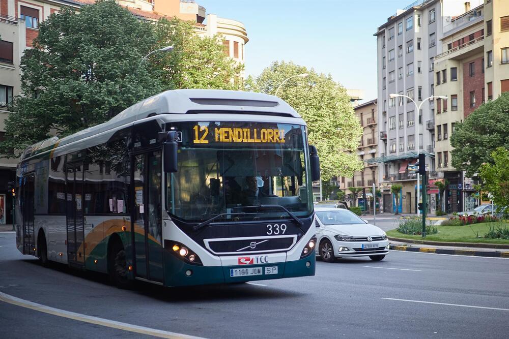 Un autobús urbano circula por una calle de Pamplona. - Eduardo Sanz - Europa Press - Archivo