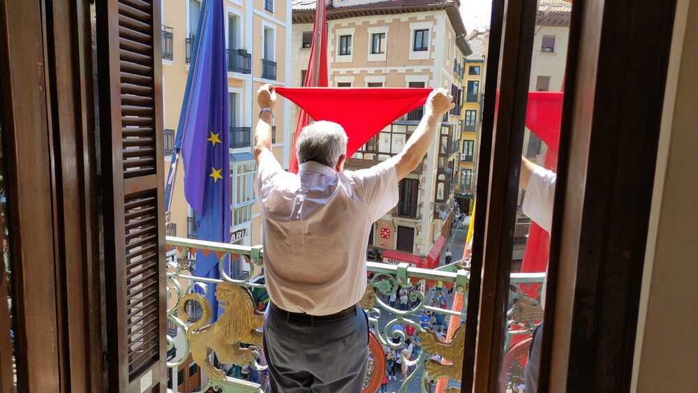Luis Sabalza desde el balcón del Ayuntamiento de Pamplona