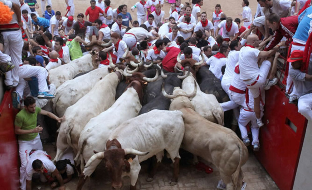 Un enorme tapón a la entrada de la plaza de toros de Pamplona producido por la caída de numerosos mozos impide el acceso de los toros al coso