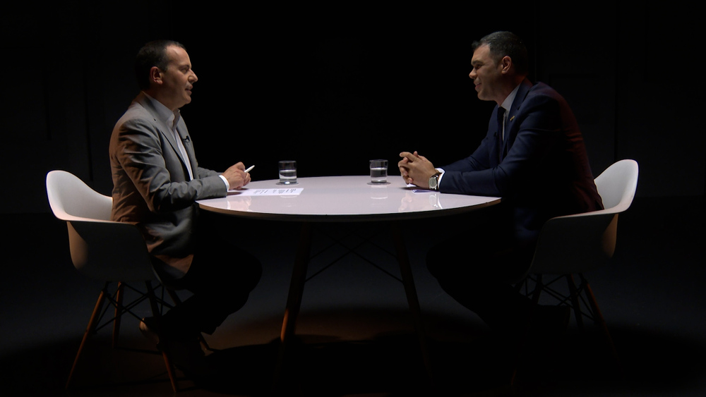 Javier García, del PPN, habla con Roberto Cámara en Navarra Televisión.  / NATV
