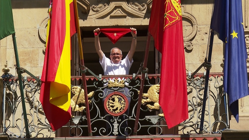 Luis Sabalza desde el balcón del Ayuntamiento de Pamplona
