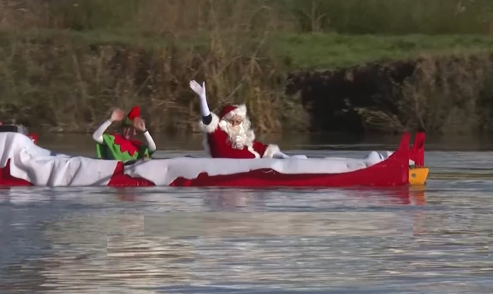 Papá Noel llega a Tudela por el río Ebro
