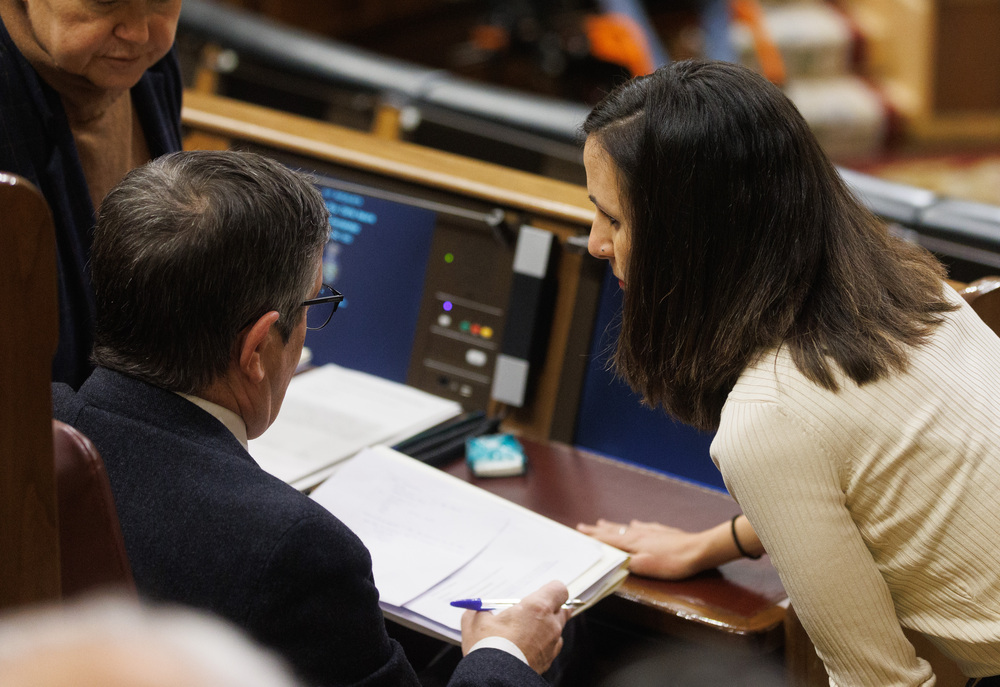 El portavoz del PSOE en el Congreso de los Diputados, Patxi López y la ministra de Derechos Sociales y Agenda 2023, Ione Belarra, durante una sesión plenaria, a 9 de febrero de 2023, en Madrid.