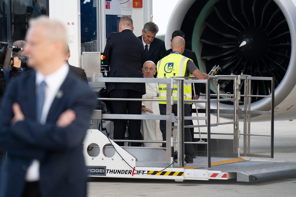 Pope Francis departs Italy to visit Portugal  / EFE