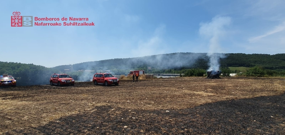 Incendio en un campo de cultivo entre Arre y Ezcabarte