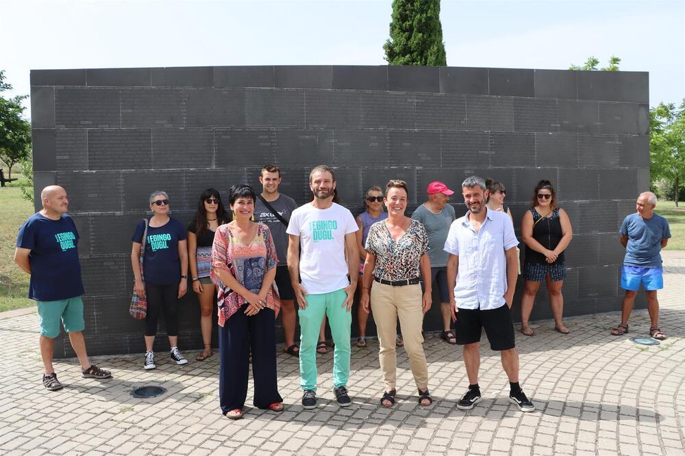 La cabeza de lista de EH Bildu al Congreso por Navarra, Bel Pozueta, en un acto con otros miembros de la coalición en el Parque de la Memoria de Sartaguda