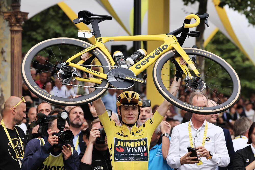 Vingegaard revalida en París la corona del Tour de Francia