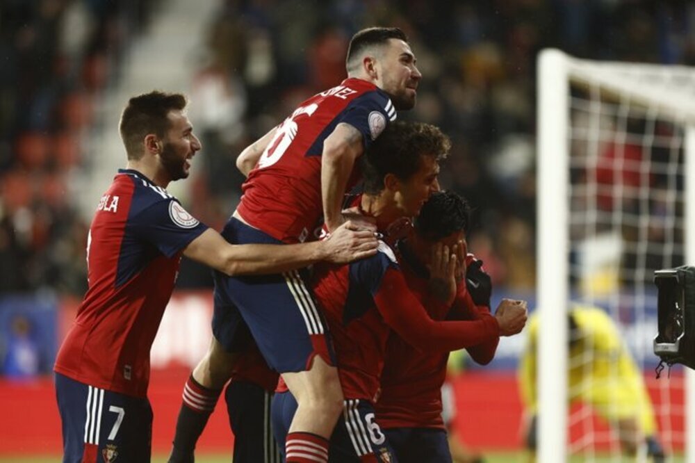 Celebración del gol de Ávila que adelantó a los navarros en el partido.