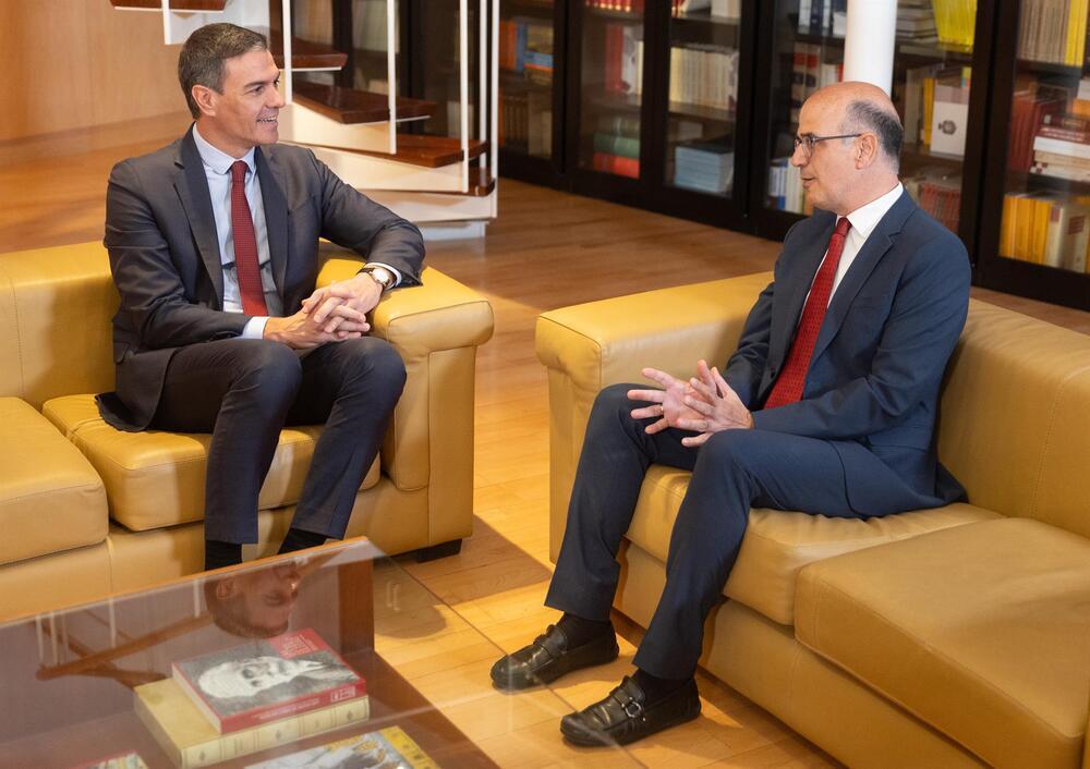 El presidente del Gobierno en funciones, Pedro Sánchez (i), recibe al portavoz de UPN, Alberto Catalán (d)