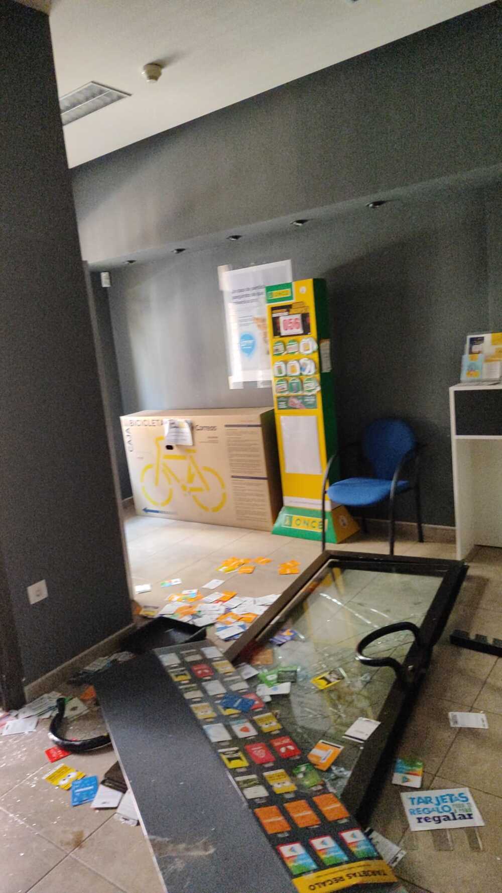 Un novillo destroza la oficina de correos de Cintruénigo