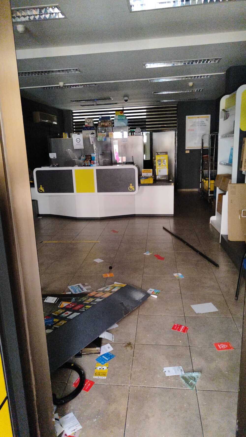 Un novillo destroza la oficina de correos de Cintruénigo