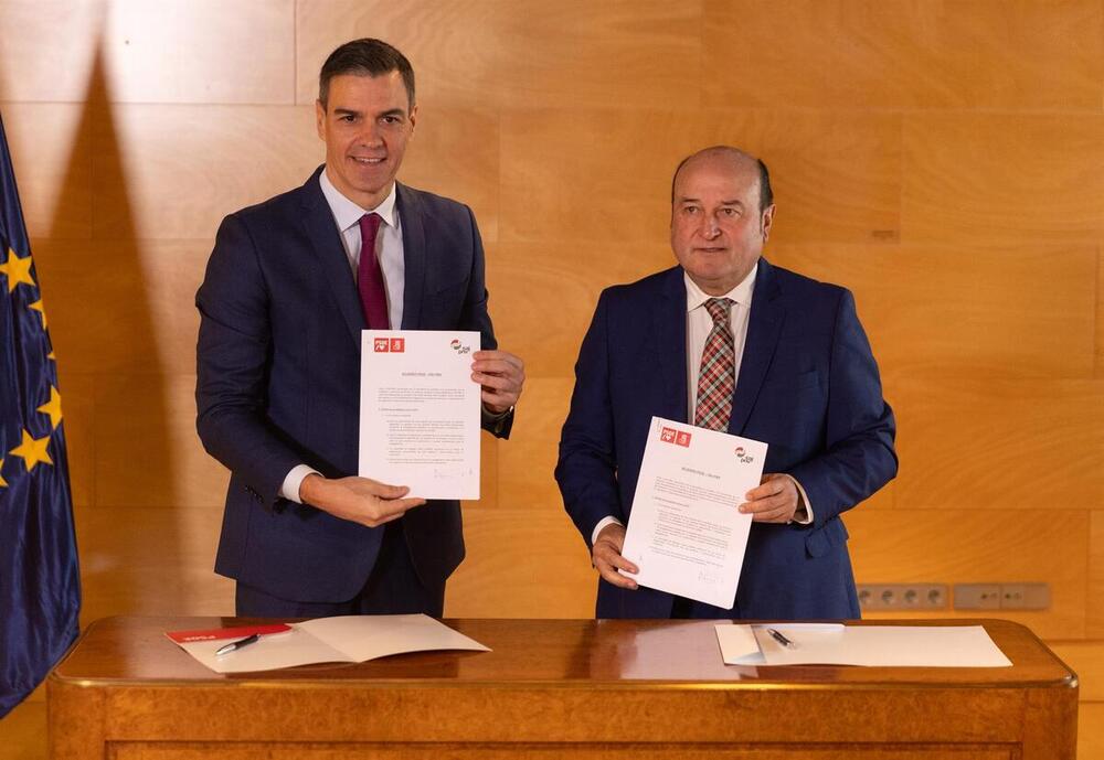 El presidente del Gobierno en funciones y candidato a la reelección, Pedro Sánchez (i), y el presidente del EBB del PNV, Andoni Ortuzar (d), firman un acuerdo para la investidura