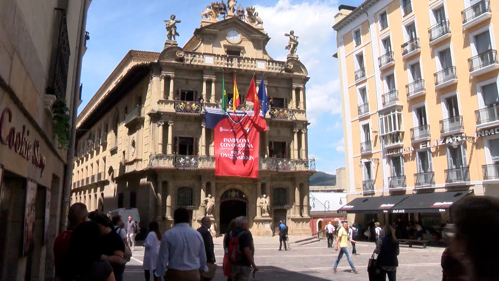 Pamplona se viste de rojo con una camiseta gigante