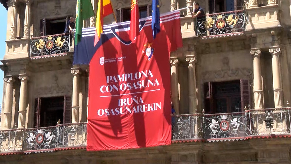 Pamplona se viste de rojo con una camiseta gigante