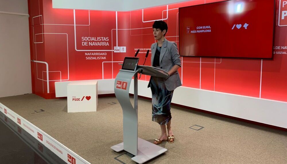 Elma Saiz, candidata del PSN a la alcaldía de Pamplona, en la rueda de prensa urgente 