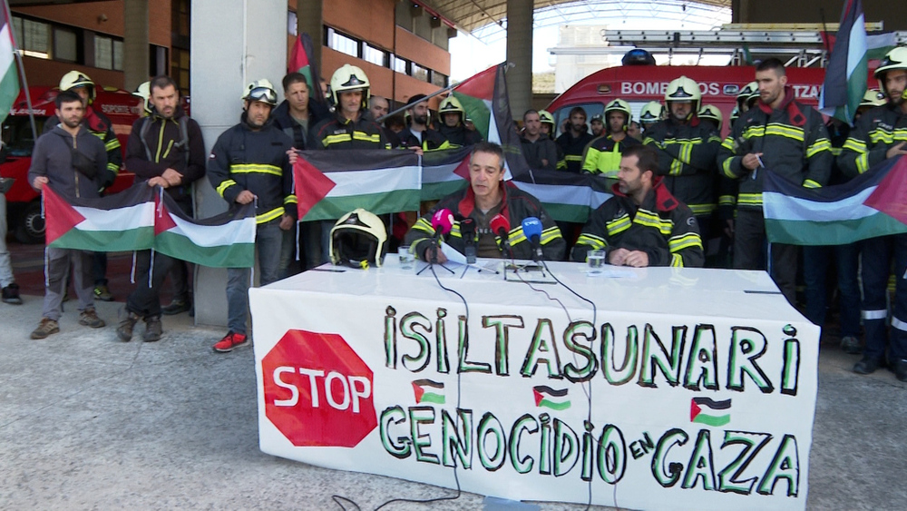Protesta de los Bomberos de Navarra ante la situación que se está viviendo en Gaza