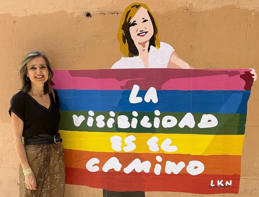 La alcaldesa de Pamplona, Cristina Ibarrola, posa con la obra del artista urbano LKN con motivo del Día del Orgullo LGTBI+