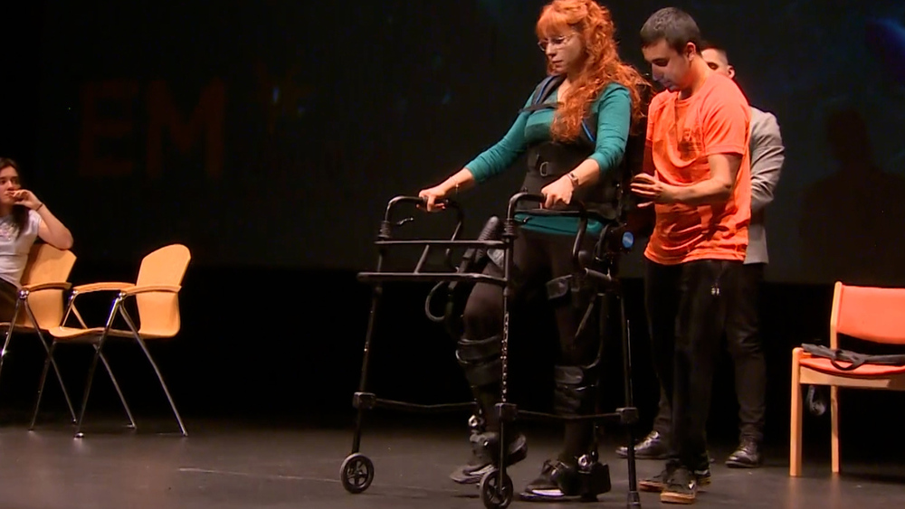 Los primeros pasos de Inés tras 12 años sin caminar gracias a un exoesqueleto 