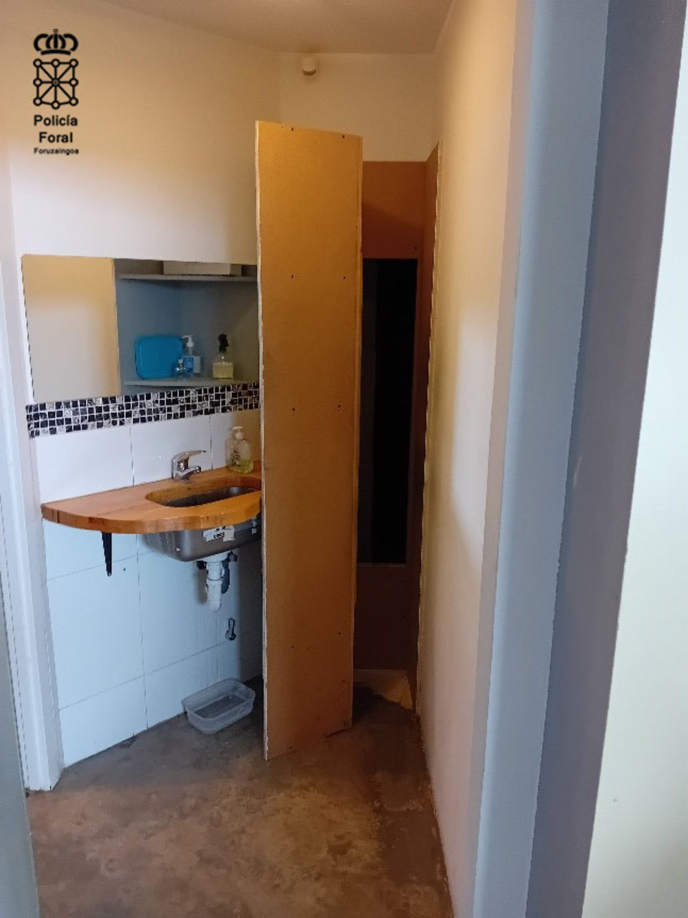 Un armario en el baño que oculta un acceso a otro zulo