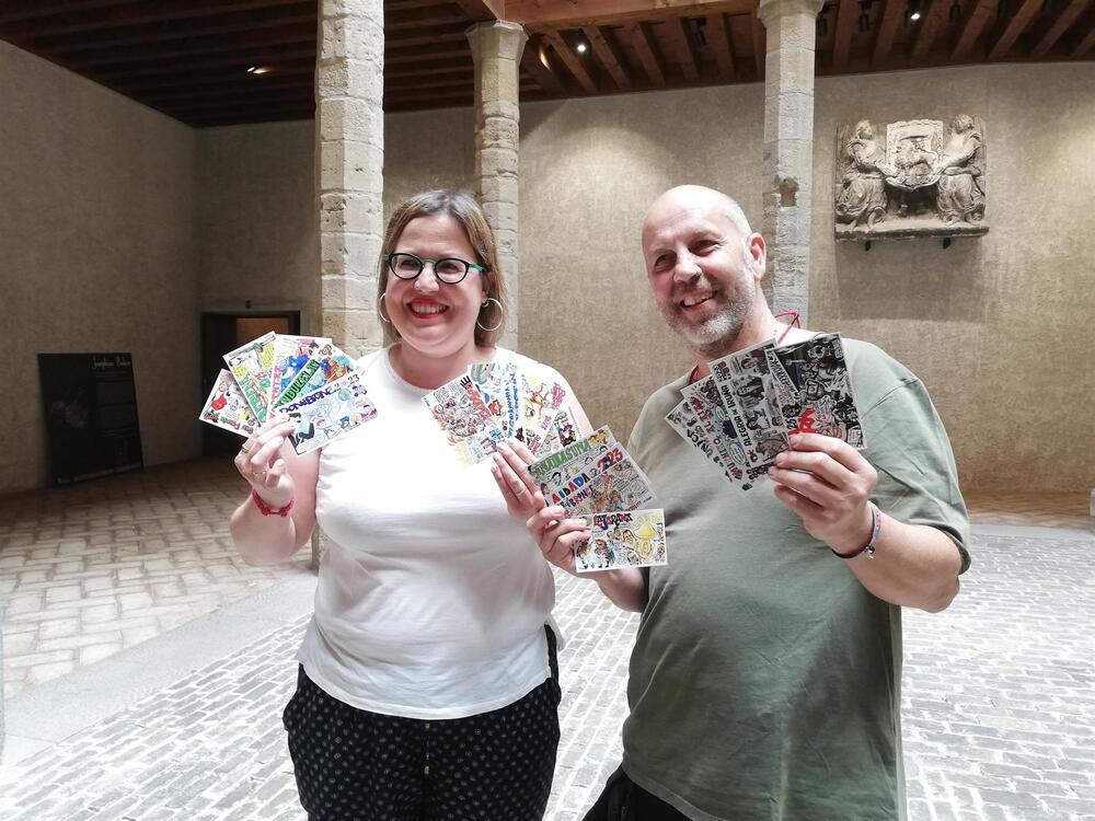 Marta Aparicido y Iosu Santxez con las pancartas de las peñas para los Sanfermines de 2023. - EUROPA PRESS
