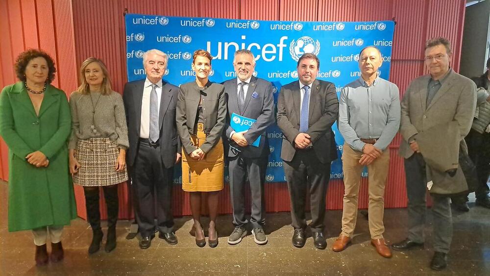 Representantes de UNICEF y autoridades presentes en el acto de celebración del 50 aniversario de UNICEF Comité Navarra. - UNICEF