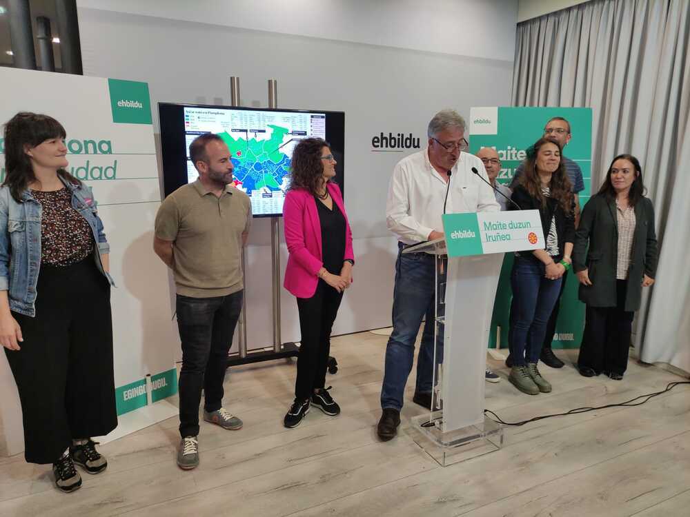 El candidato de EH Bildu a la Alcaldía de Pamplona, Joseba Asiron, en una rueda de prensa este martes con el resto de concejales electos