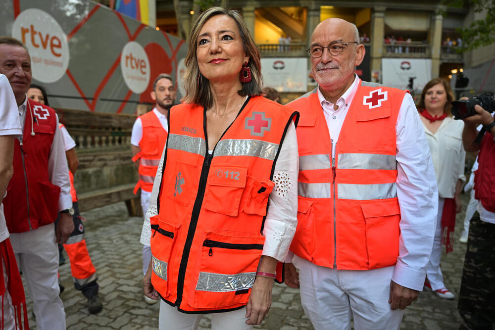 La alcaldesa de Pamplona, Cristina Ibarrola (c), médico de profesión, junto a los servicios de emergencia durante el tercer encierro de los sanfermines 2023, este domingo en Pamplona