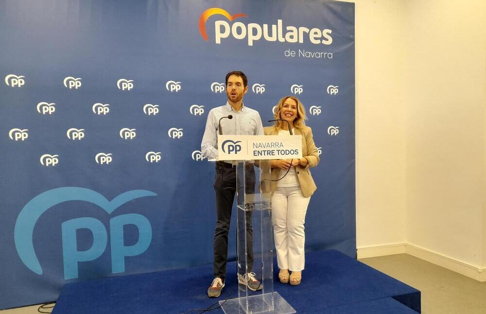 Los cabezas de lista del PP por Navarra al Congreso y el Senado, Sergio Sayas y Amelia Salanueva, respectivamente, en la rueda de prensa