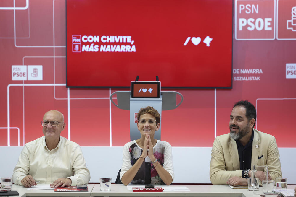 La secretaria general del PSN, María Chivite, y el secretario de Organización del PSN, Ramón Alzórriz (d), durante la reunión de la Comisión Ejecutiva Regional del PSN-PSOE 