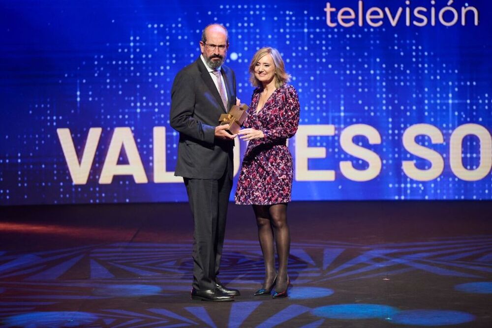 Carlos Bardají, premiado en la categoría Valores Sociales, recibe el premio de la mano de Cristina Ibarrola, alcaldesa de Pamplona