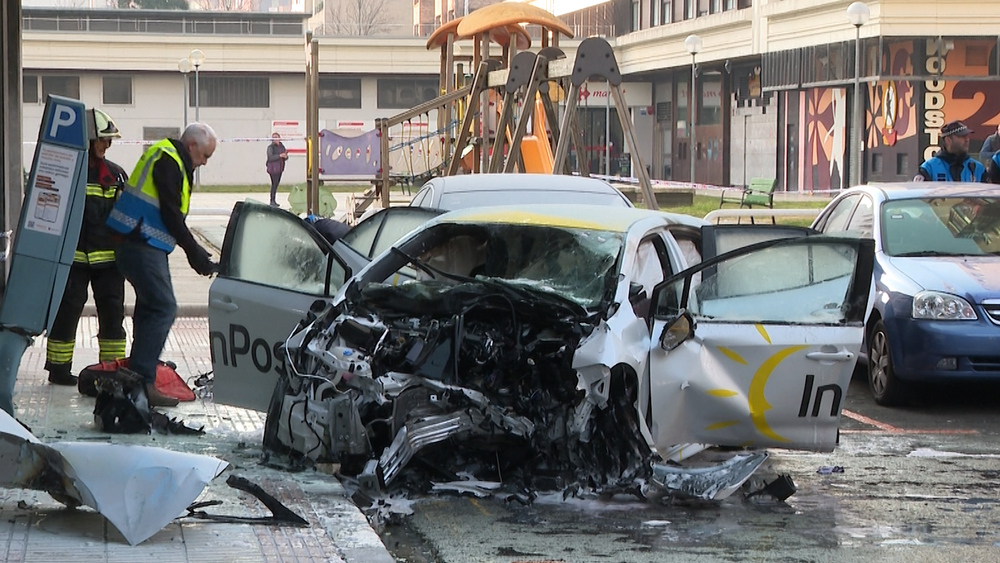 Muere un conductor al chocar contra un edificio en San Juan