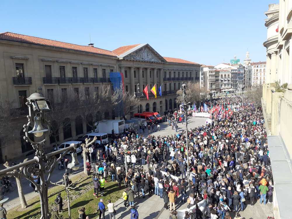 Imagen de la concentración a las puertas del Palacio de Navarra