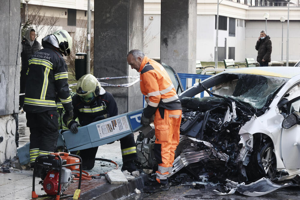 Muere un conductor al chocar contra un edificio en Pamplona