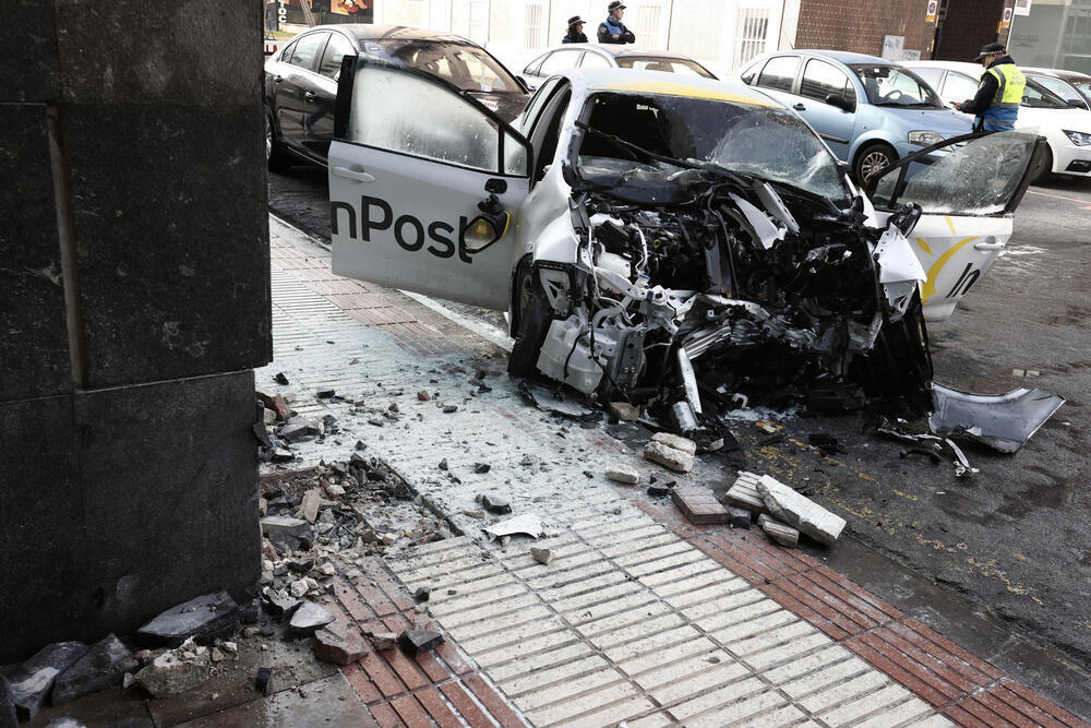 Muere un conductor al chocar contra un edificio en Pamplona
