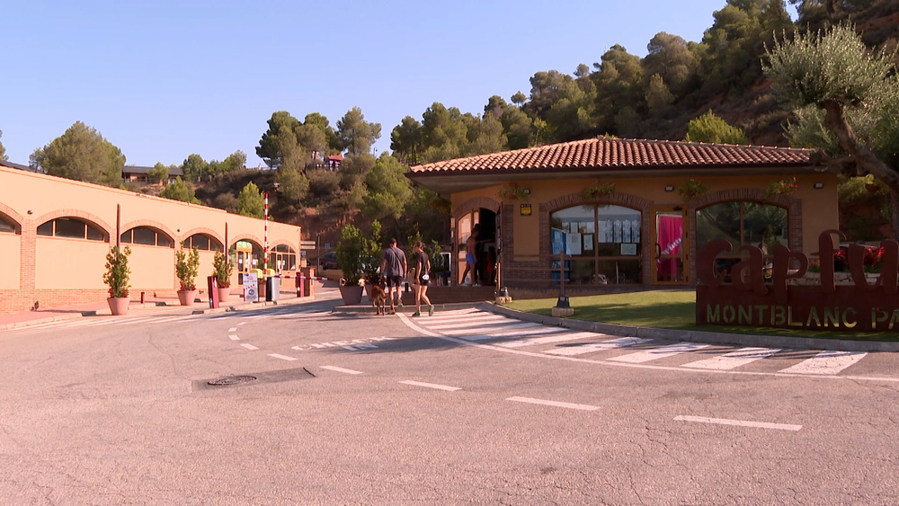 Imagen de la entrada del camping de Montblanc (Tarragona) en el que ha muerto una menor tras un incendio. 
