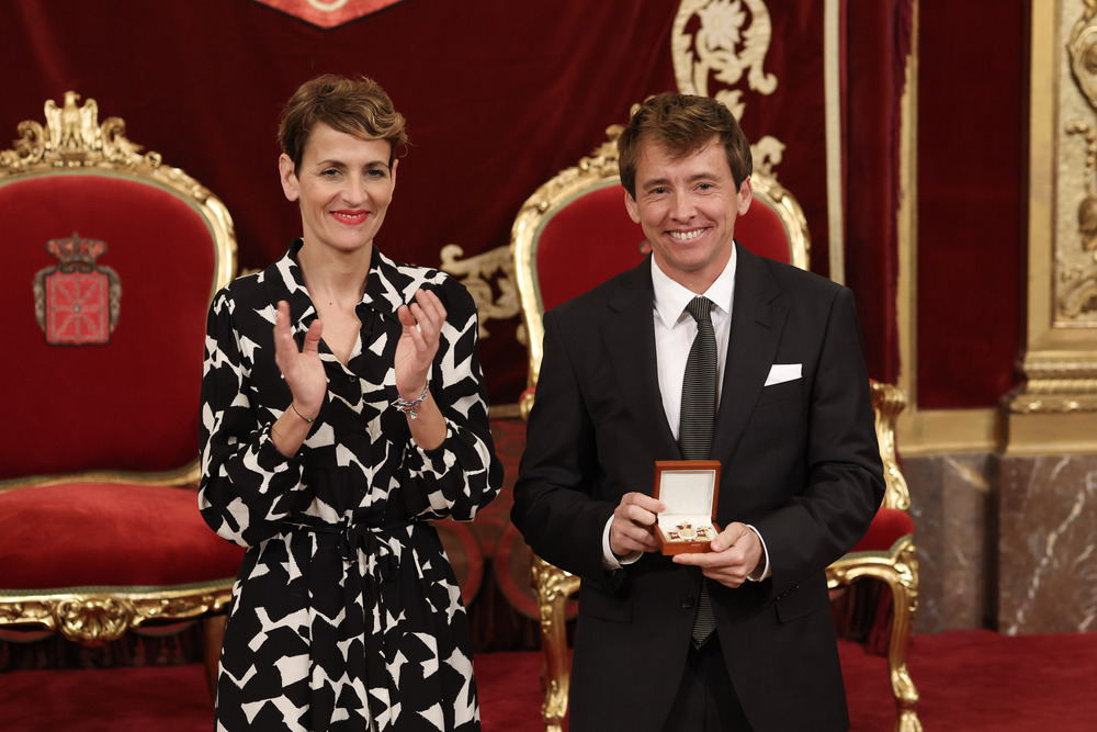 Ohian Itúrbide recibe la medalla. 