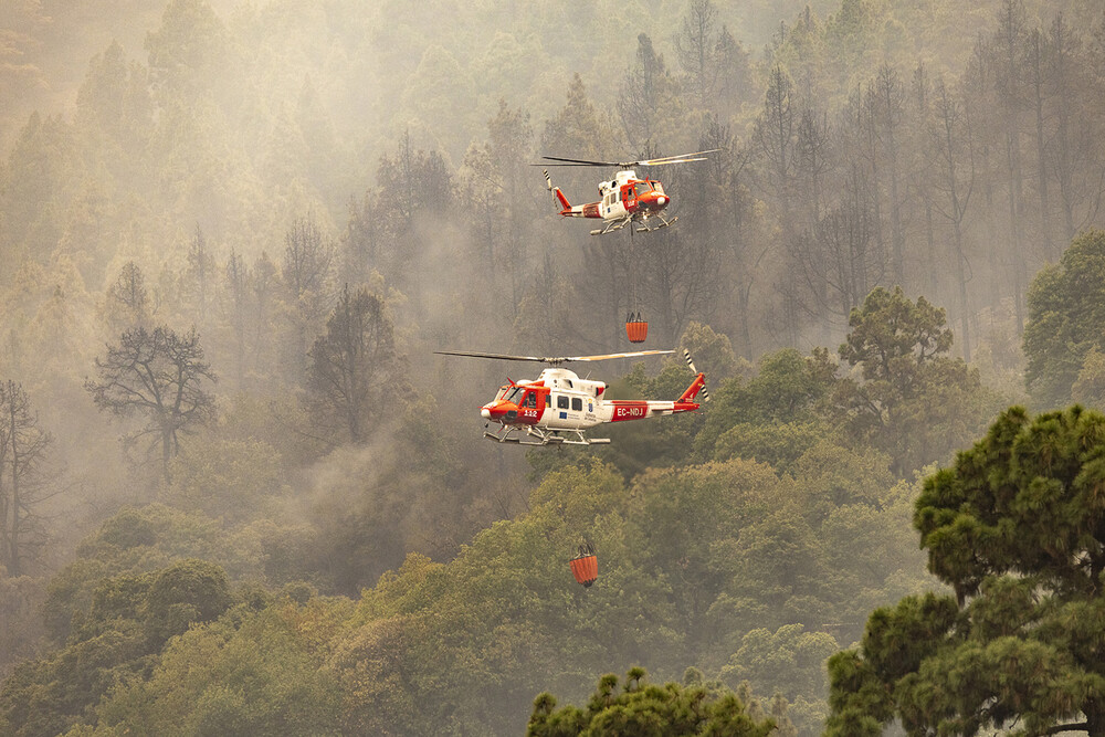 Hidroaviones trabajan en la extinción del incendio forestal, a 19 de agosto de 2023, en La Orotava, Tenerife, Islas Canarias (España).   / AGENCIAS
