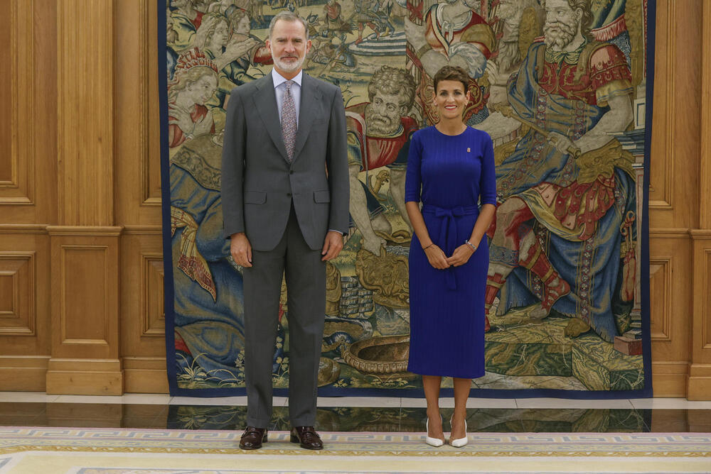 El rey Felipe VI y la presidenta de Navarra, María Chivite, posan para los fotógrafos antes de mantener un encuentro este viernes en el Palacio de la Zarzuela